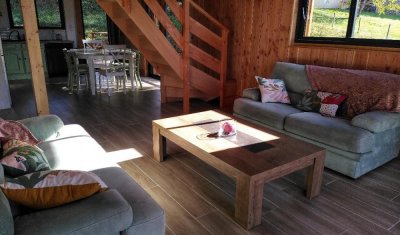 Séjour cuisine du chalet Kozy - Location d'hébergements insolites en Dordogne