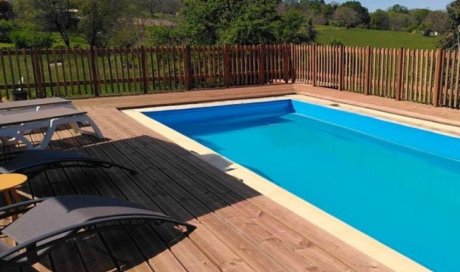 La piscine et sa terrasse bois - Le Jardin de Lyno - Location d'une roulotte à Belvès, à proximité de Sarlat