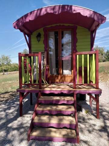 Entrée de la roulotte Bohème - Location de gîtes éco-responsables à Belvès, Dordogne