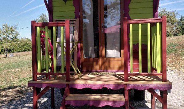 Entrée de la roulotte Bohème - Location de gîtes éco-responsables à Belvès, Dordogne