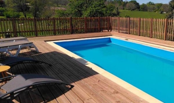 La piscine et sa terrasse bois - Le Jardin de Lyno - Location d'une roulotte à Belvès, à proximité de Sarlat