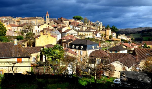 Vue d'ensemble du village de Belvès - Dordogne -  Le Jardin de Lyno - Location de gîtes insolites et éco-responsables