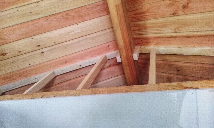Pose des cloisons intérieures du chalet Kozy, gîte insolite à Belvès en Dordogne, Périgord Noir