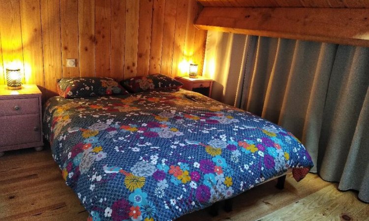 Chambre Est étage du chalet Kozy - Location d'hébergements insolites en Dordogne