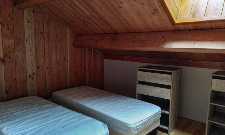 Chambre est du chalet Kozy - Gîtes insolites à Belvès - Dordogne