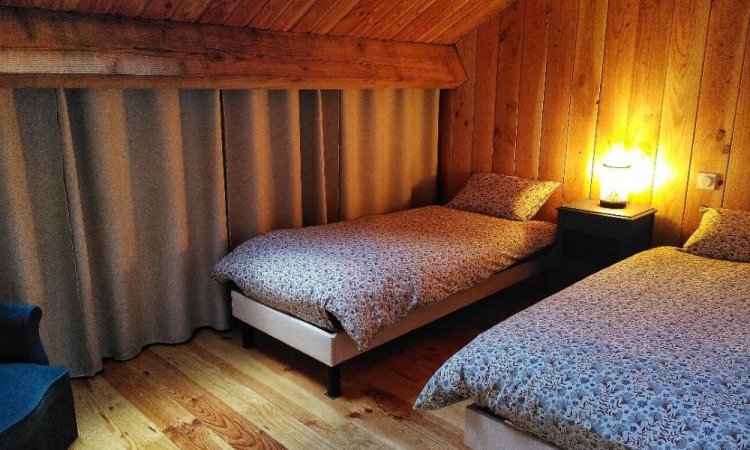 Chambre Ouest étage du chalet Kozy - Location d'hébergements insolites en Dordogne