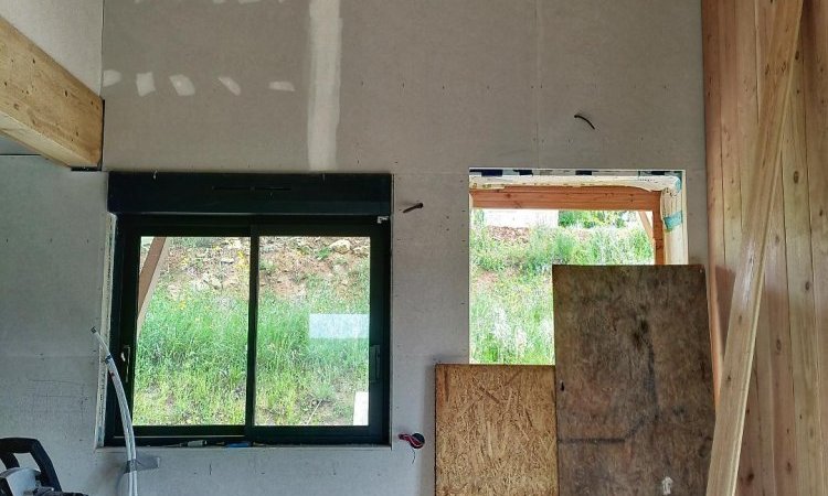 Mur Est cuisine du chalet Kozy au Jardin de Lyno, location de gîtes insoltites à Belvès en Dordogne, Périgord Noir.