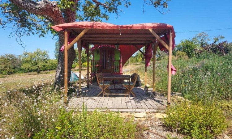 Terrasse de la roulotte Bohème - Location de gîtes éco-responsables à Belvès, Dordogne