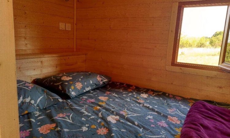 Chambre double de la roulotte Bohème - Location de gîtes éco-responsables à Belvès, Dordogne