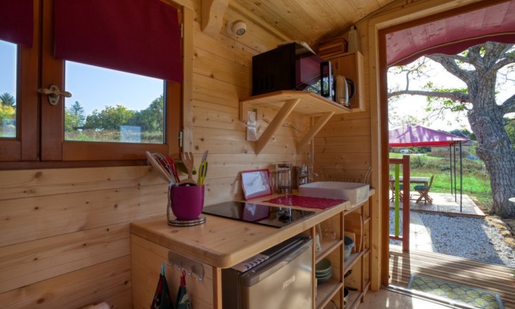 Cuisine de la roulotte Bohème - Location de gîtes éco-responsables à Belvès, Dordogne