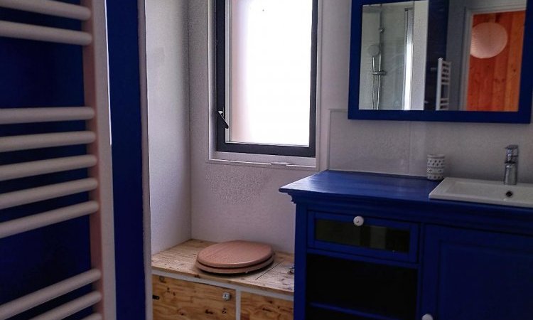 Salle d'eau étage chalet Kozy - Le Jardin de Lyno - Gîtes insolites en Dordogne