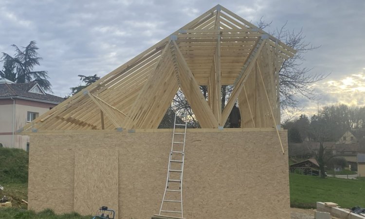 Fermettes de toit du séchoir du Jardin de Lyno à Belvès, près de Sarlat