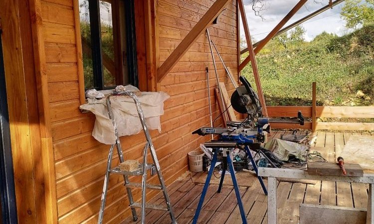 Terrasse Est chalet Kozy - Le Jardin de Lyno - Gîtes insolites en Dordogne