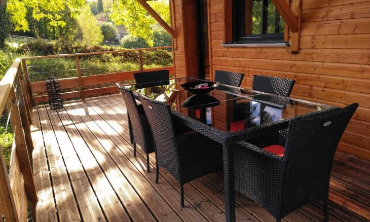 Terrasse Est du chalet Kozy - Location d'hébergements insolites en Dordogne