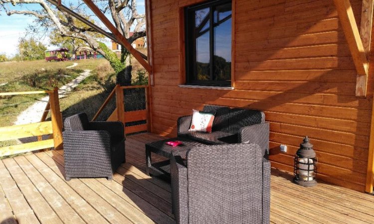 Terrasse Ouest du chalet Kozy - Location d'hébergements insolites en Dordogne