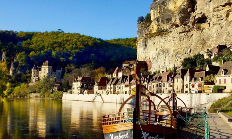 Gabarre La Roque-Gageac - Le Jardin de Lyno - Location insolite d'une roulotte à la campagne, avec bain nordique ou piscine, à Belvès en Dordogne.