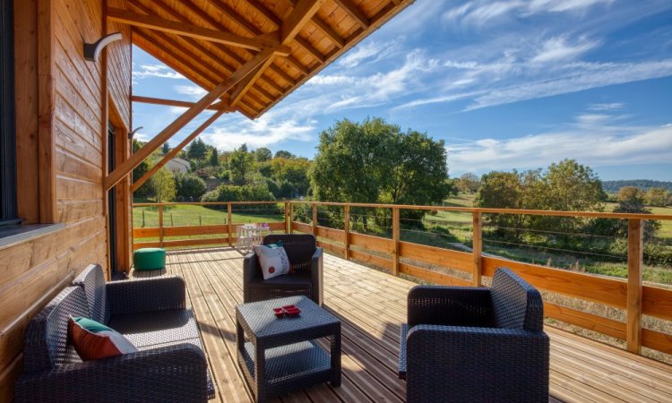 Façade Ouest du chalet Kozy - Location de gîtes atypiques en Dordogne